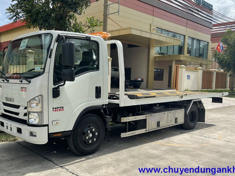 Isuzu NPR 400 kéo chở xe ô tô